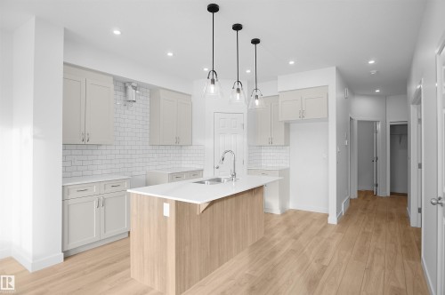 1535 11 Avenue, Edmonton, AB - Indoor Photo Showing Kitchen With Upgraded Kitchen