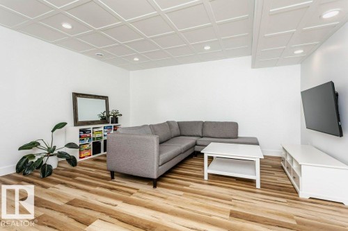 839 34 Av, Edmonton, AB - Indoor