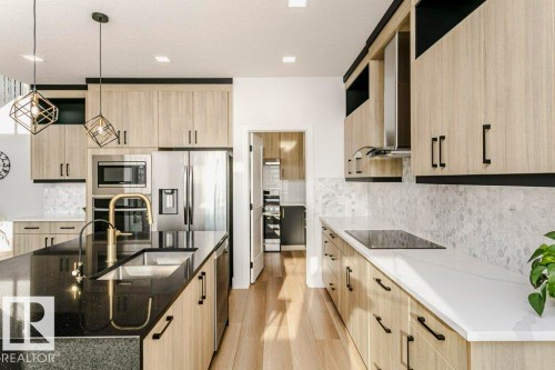 839 34 Av, Edmonton, AB - Indoor Photo Showing Kitchen With Upgraded Kitchen