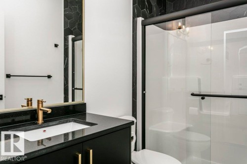 839 34 Av, Edmonton, AB - Indoor Photo Showing Bathroom