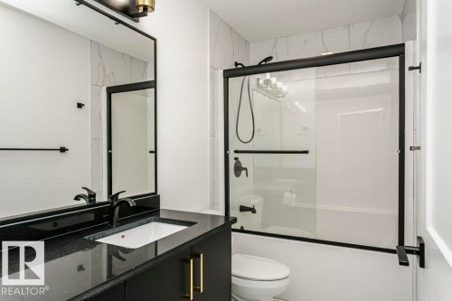 839 34 Av, Edmonton, AB - Indoor Photo Showing Bathroom
