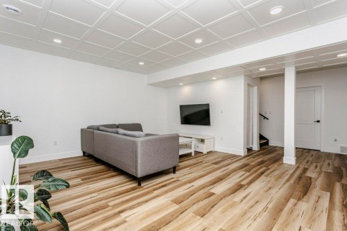 839 34 Av, Edmonton, AB - Indoor