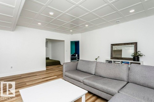 839 34 Av, Edmonton, AB - Indoor