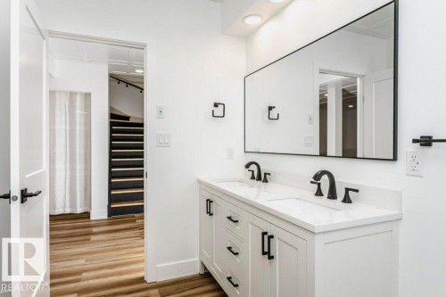 839 34 Av, Edmonton, AB - Indoor Photo Showing Bathroom