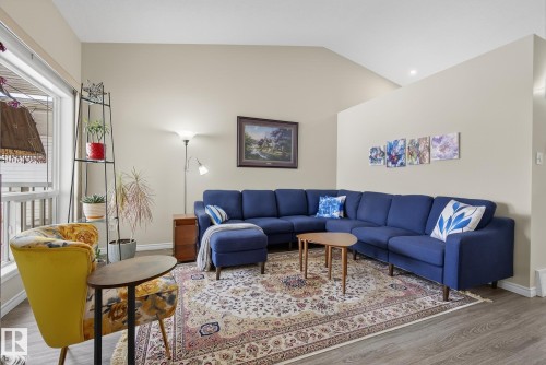 Living room featuring vaulted ceiling and wood finished floors - 30 4 Heritage Way, St. Albert, AB - Indoor Photo Showing Living Room