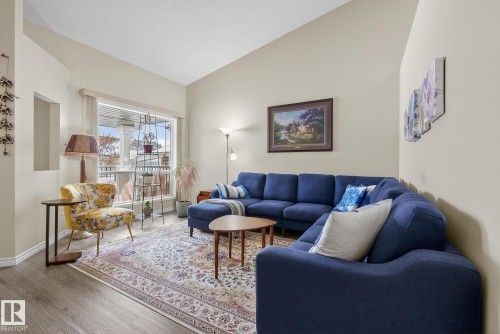 Living room with vaulted ceiling and wood finished floors - 30 4 Heritage Way, St. Albert, AB - Indoor Photo Showing Living Room