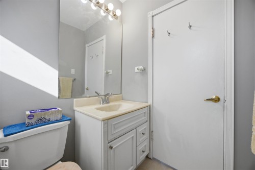 4-PC bathroom on main level with toilet, vanity and walk-in shower/tub. - 4209 116 Avenue, Edmonton, AB - Indoor Photo Showing Bathroom