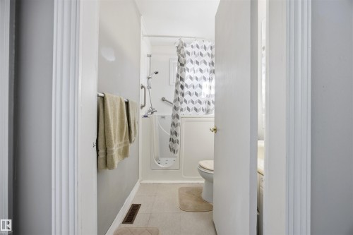 4-PC bathroom on main level with toilet, vanity and walk-in shower/tub. - 4209 116 Avenue, Edmonton, AB - Indoor Photo Showing Bathroom