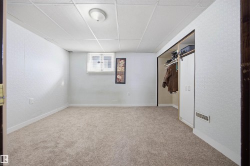 Basement spare room with carpet flooring, a paneled ceiling, and wallpapered walls - 4209 116 Avenue, Edmonton, AB - Indoor Photo Showing Other Room