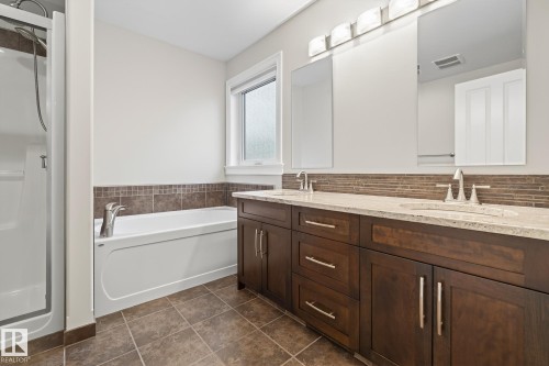 11106 76 Avenue, Edmonton, AB - Indoor Photo Showing Bathroom