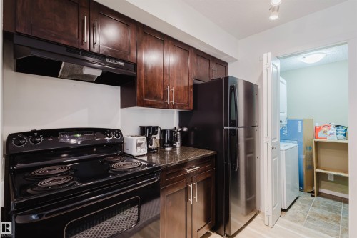 313 5816 Mullen Place, Edmonton, AB - Indoor Photo Showing Kitchen