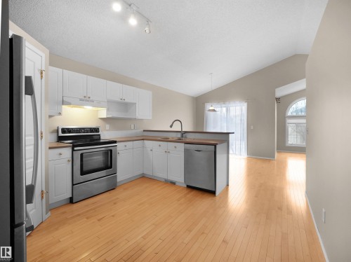3576 Mclean Crescent, Edmonton, AB - Indoor Photo Showing Kitchen