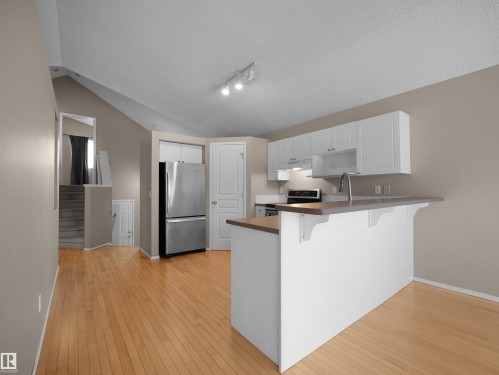 3576 Mclean Crescent, Edmonton, AB - Indoor Photo Showing Kitchen