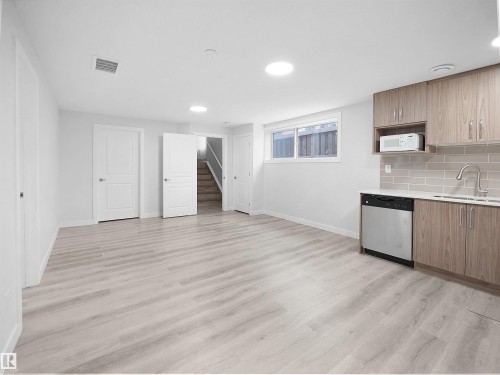 3576 Mclean Crescent, Edmonton, AB - Indoor Photo Showing Kitchen