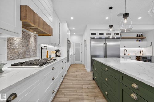 4470 Suzanna Crescent, Edmonton, AB - Indoor Photo Showing Kitchen With Upgraded Kitchen