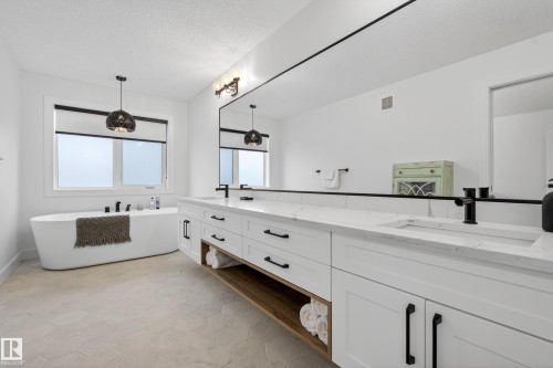 4470 Suzanna Crescent, Edmonton, AB - Indoor Photo Showing Bathroom