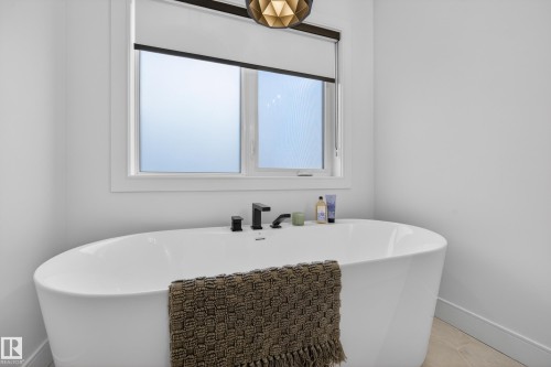 4470 Suzanna Crescent, Edmonton, AB - Indoor Photo Showing Bathroom