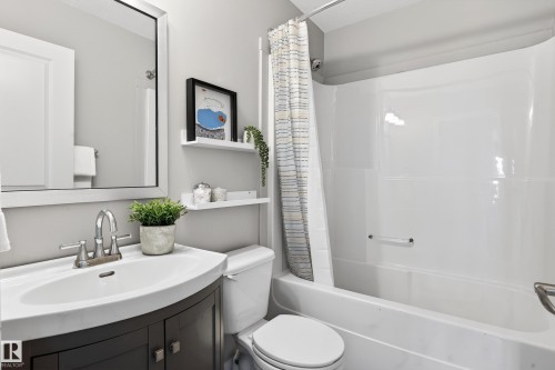 1904 Towne Centre Boulevard, Edmonton, AB - Indoor Photo Showing Bathroom