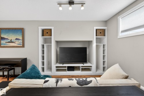 1904 Towne Centre Boulevard, Edmonton, AB - Indoor Photo Showing Living Room