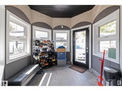 Entrance foyer with plenty of natural light - 