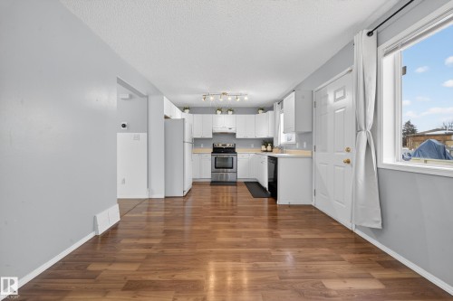 207 River Point(E), Edmonton, AB - Indoor Photo Showing Kitchen