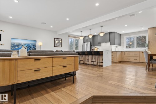 632 Wahstao Road, Edmonton, AB - Indoor Photo Showing Kitchen