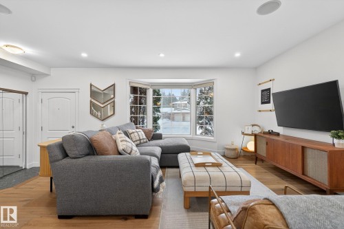 632 Wahstao Road, Edmonton, AB - Indoor Photo Showing Living Room