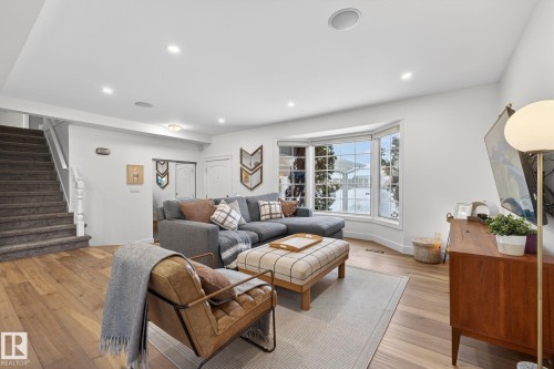 632 Wahstao Road, Edmonton, AB - Indoor Photo Showing Living Room