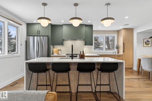 632 Wahstao Road, Edmonton, AB - Indoor Photo Showing Kitchen With Upgraded Kitchen