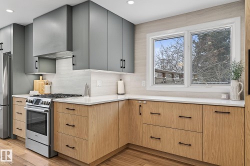 632 Wahstao Road, Edmonton, AB - Indoor Photo Showing Kitchen With Upgraded Kitchen