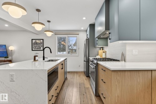 632 Wahstao Road, Edmonton, AB - Indoor Photo Showing Kitchen With Upgraded Kitchen