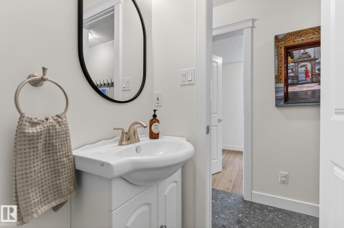 632 Wahstao Road, Edmonton, AB - Indoor Photo Showing Bathroom