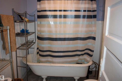 9551 106A Avenue, Edmonton, AB - Indoor Photo Showing Bathroom