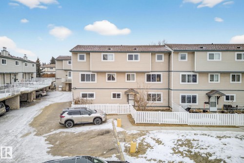 1414 LAKEWOOD Road W  Edmonton, AB T6K 3M2