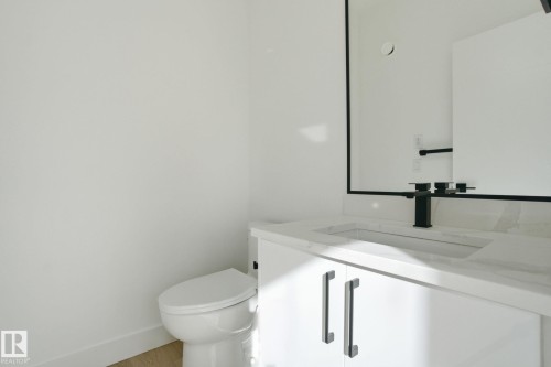 7605 92 Avenue, Edmonton, AB - Indoor Photo Showing Bathroom