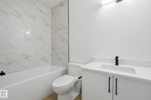 7605 92 Avenue, Edmonton, AB - Indoor Photo Showing Bathroom