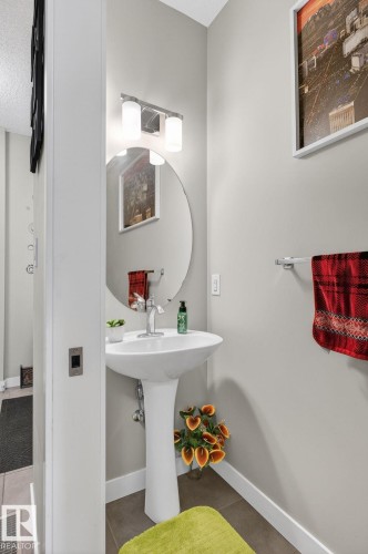 Bathroom with baseboards - 21867 80 Avenue, Edmonton, AB - Indoor Photo Showing Bathroom