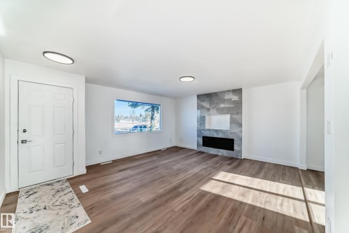 5919 144 Avenue, Edmonton, AB - Indoor Photo Showing Living Room