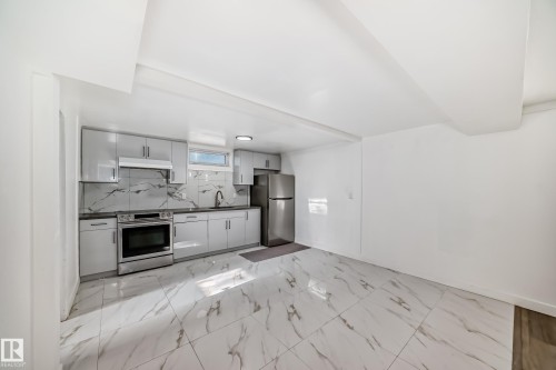 5919 144 Avenue, Edmonton, AB - Indoor Photo Showing Kitchen