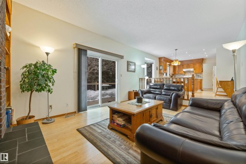5 Loyola Place, St. Albert, AB - Indoor Photo Showing Living Room