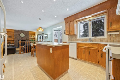 5 Loyola Place, St. Albert, AB - Indoor Photo Showing Kitchen