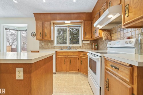 5 Loyola Place, St. Albert, AB - Indoor Photo Showing Kitchen