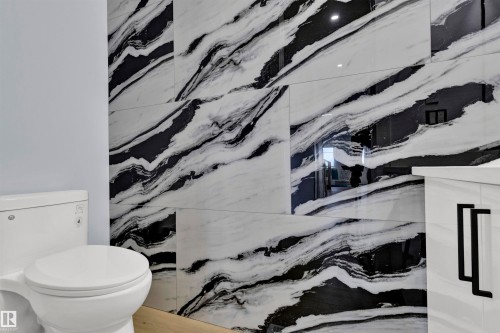 2020 155 Avenue, Edmonton, AB - Indoor Photo Showing Bathroom
