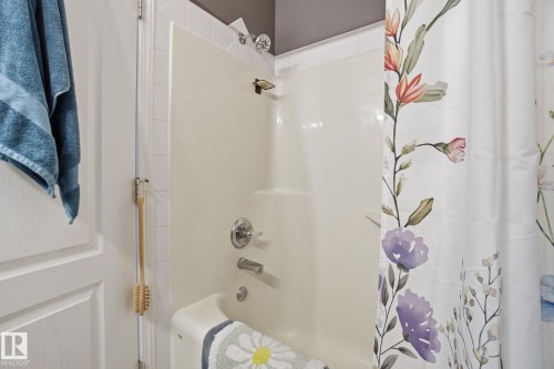 Full bath featuring shower / tub combo with curtain - 421 155 Edwards Drive, Edmonton, AB - Indoor Photo Showing Bathroom