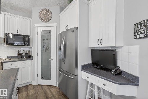 121 Galland Crescent, Edmonton, AB - Indoor Photo Showing Kitchen