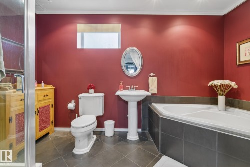 121 Galland Crescent, Edmonton, AB - Indoor Photo Showing Bathroom
