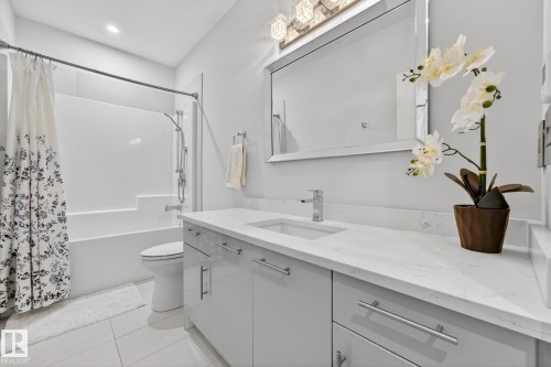 14643 92A Avenue, Edmonton, AB - Indoor Photo Showing Bathroom