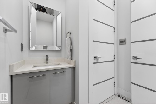 14643 92A Avenue, Edmonton, AB - Indoor Photo Showing Bathroom