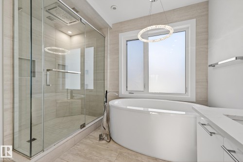 14643 92A Avenue, Edmonton, AB - Indoor Photo Showing Bathroom