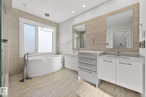 14643 92A Avenue, Edmonton, AB - Indoor Photo Showing Bathroom